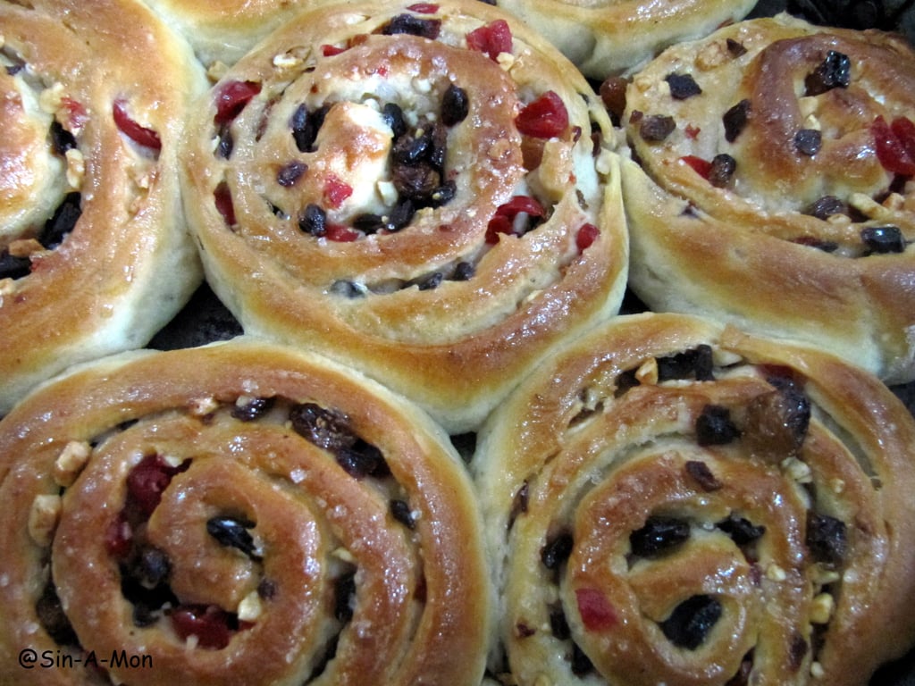 Pull Apart Fruit Buns Recipe sinamontales