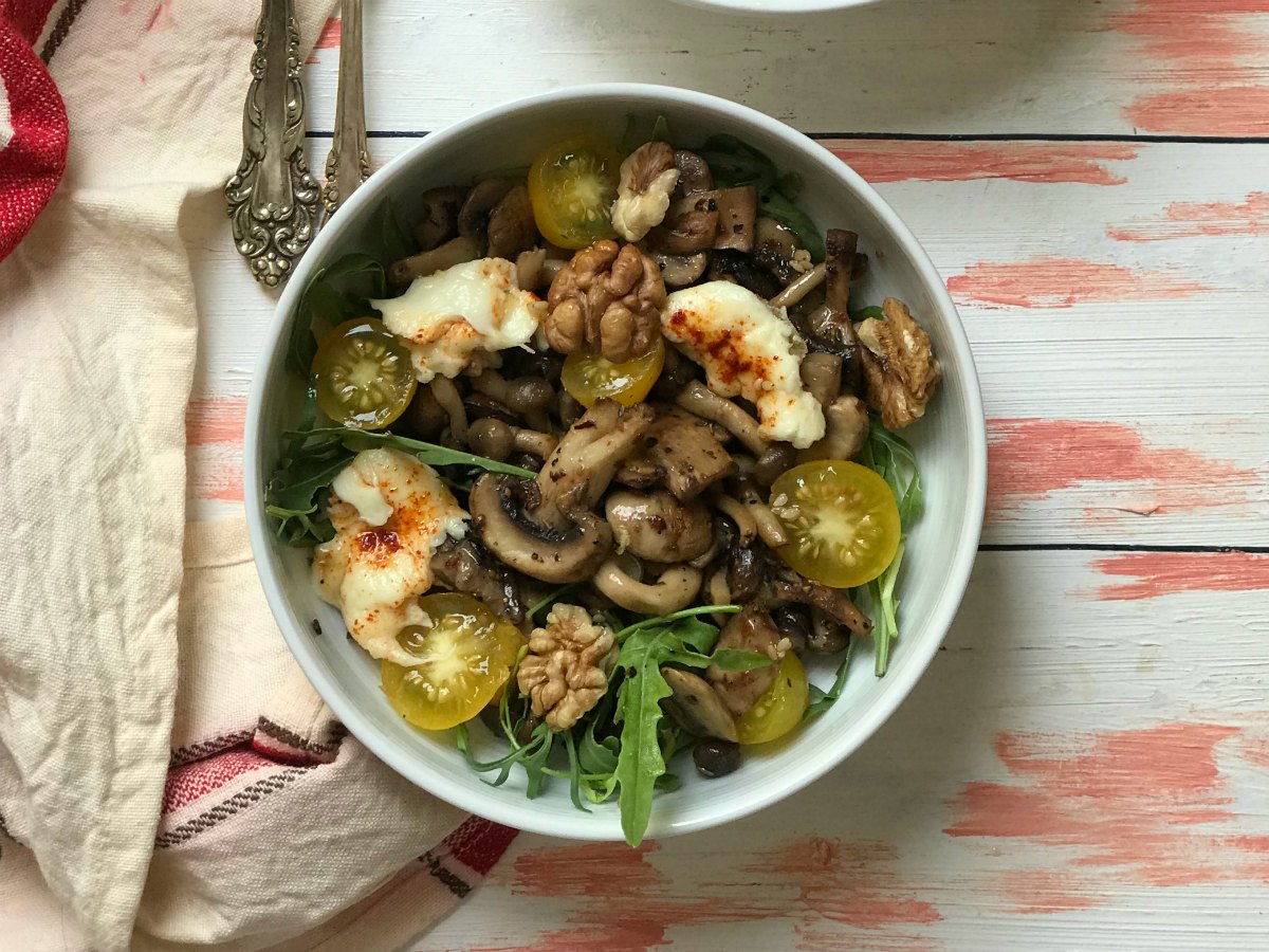 Warm Mushroom Salad with Arugula & Walnuts - Sinamon Tales